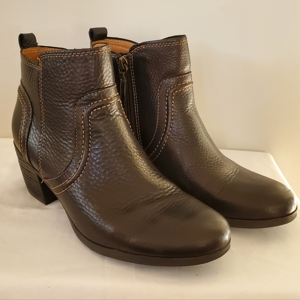 COMFORTIVA Black Leather Women's Short Boots, Side Zip, Like New. Size 8.5